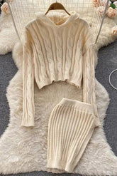 Zweiteiliger Anzug aus gestricktem Sweatshirt mit Kapuze und langen Ärmeln + schmalen Miniröcken